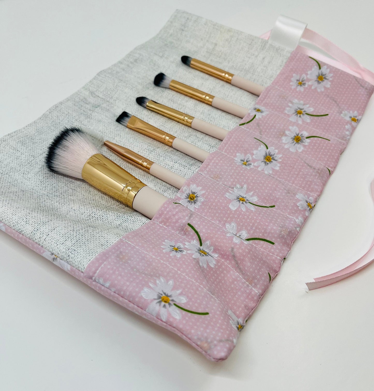 Pink Daisy Brush Roll