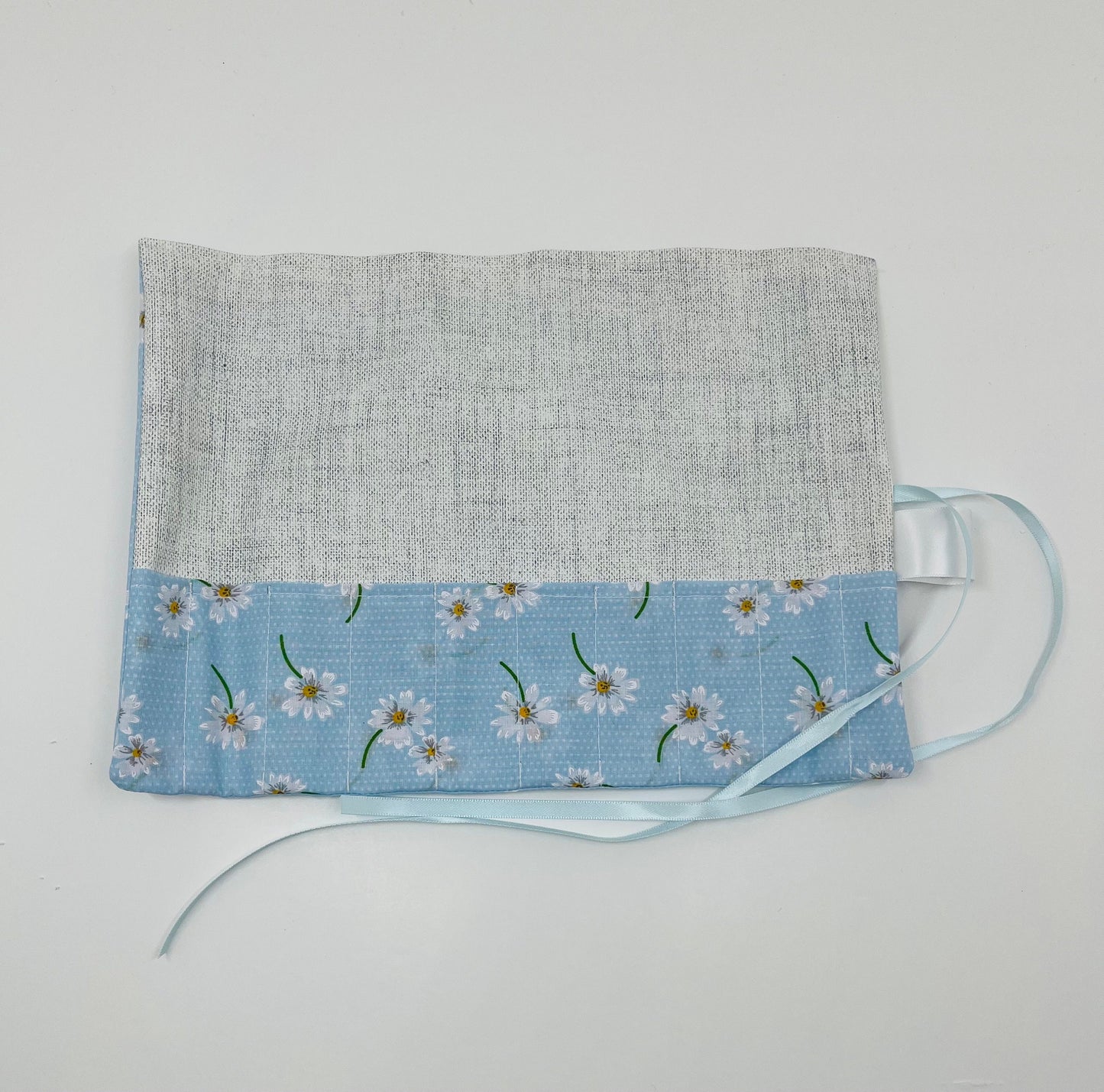 Blue Daisy Brush Roll
