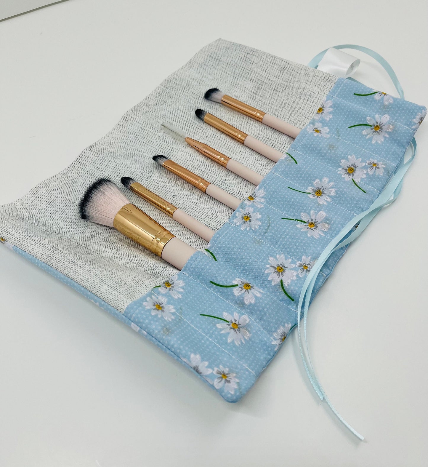 Blue Daisy Brush Roll