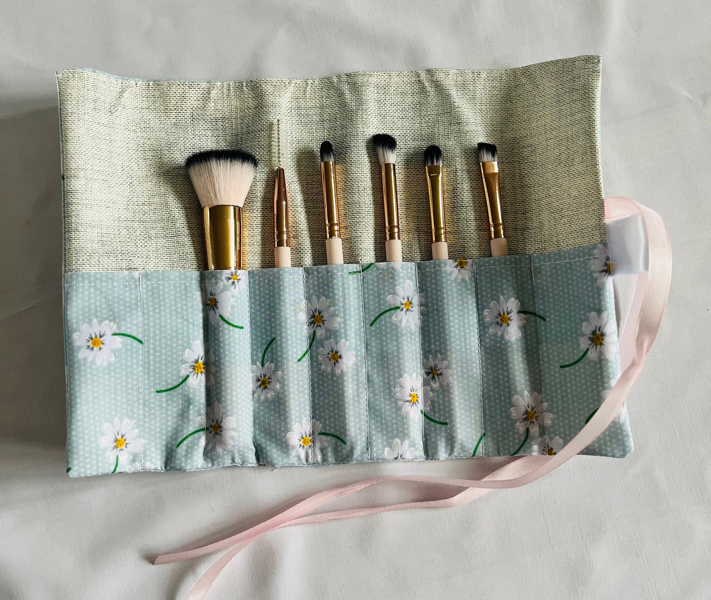 Green Daisy Brush Roll