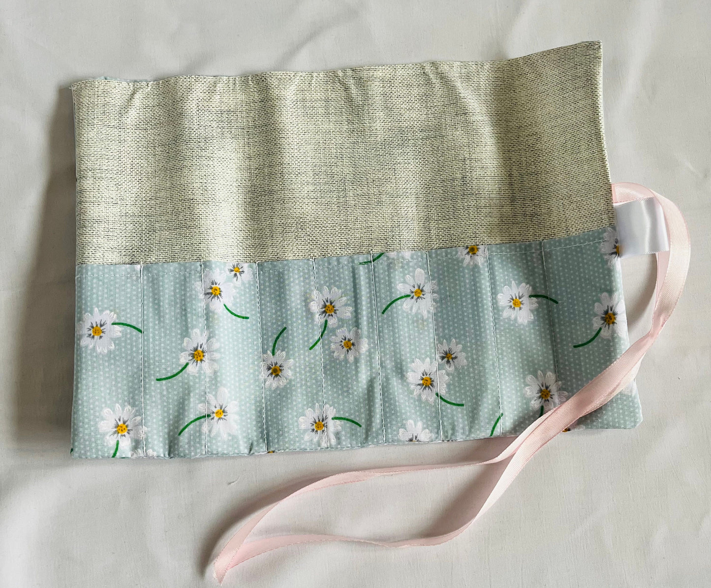 Green Daisy Brush Roll