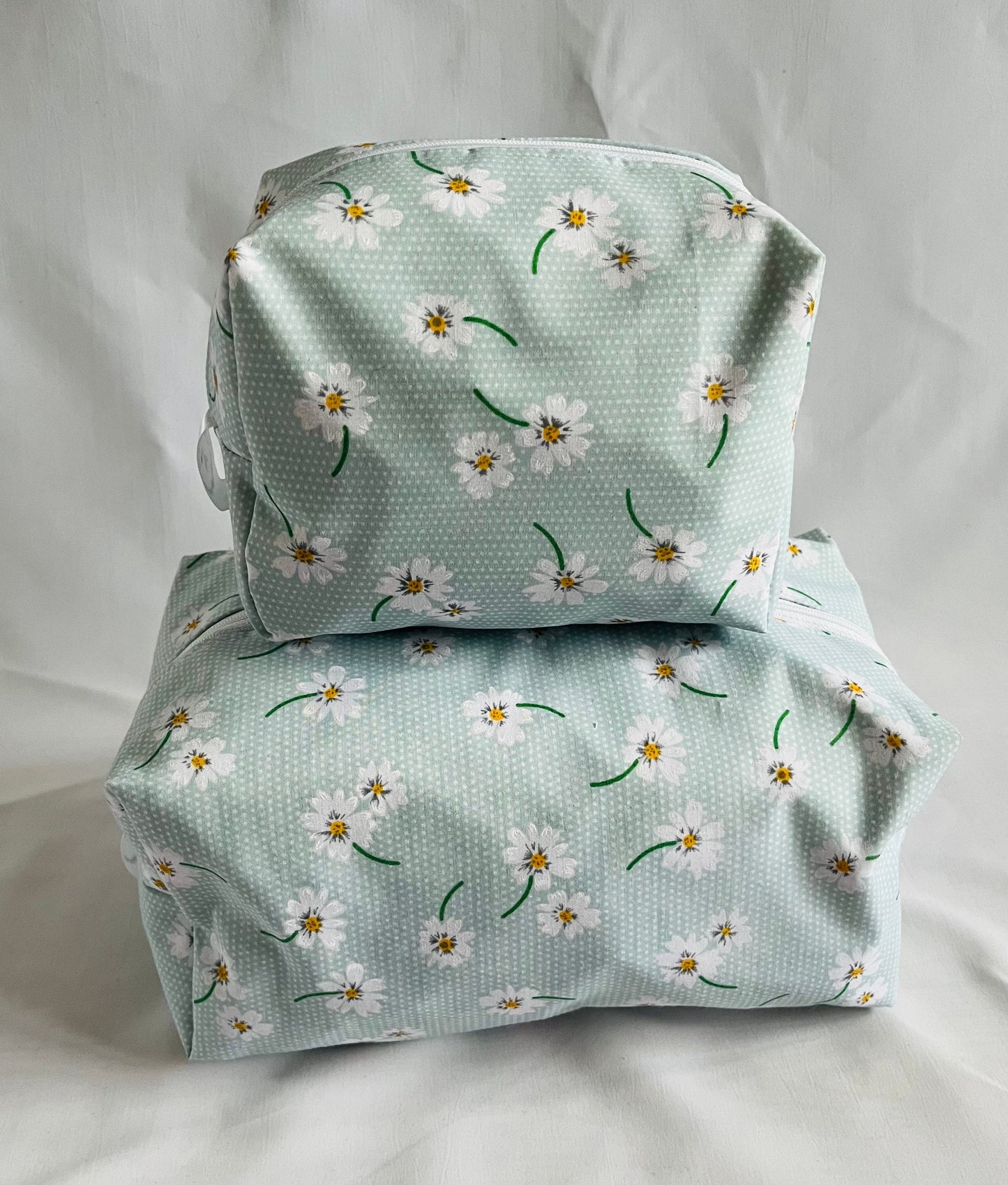 Green Daisy Print Make Up and Wash Bag Set