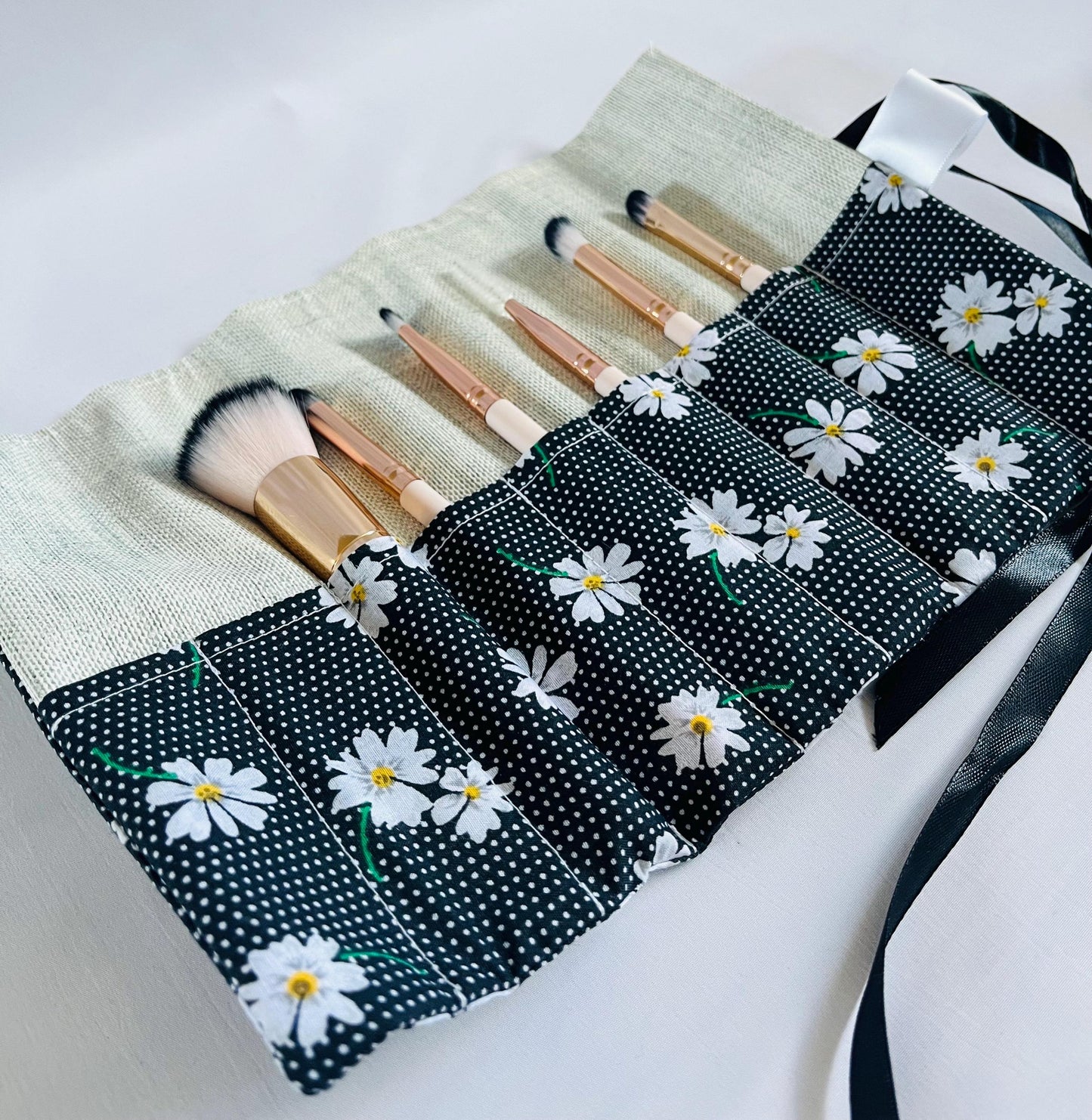 Black Daisy Brush Roll