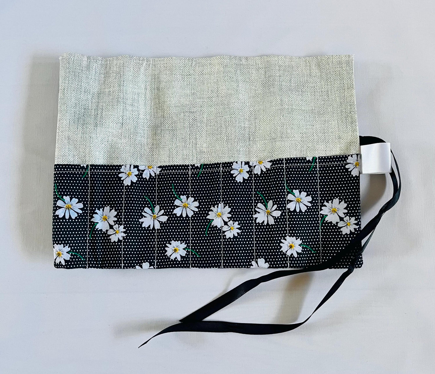Black Daisy Brush Roll