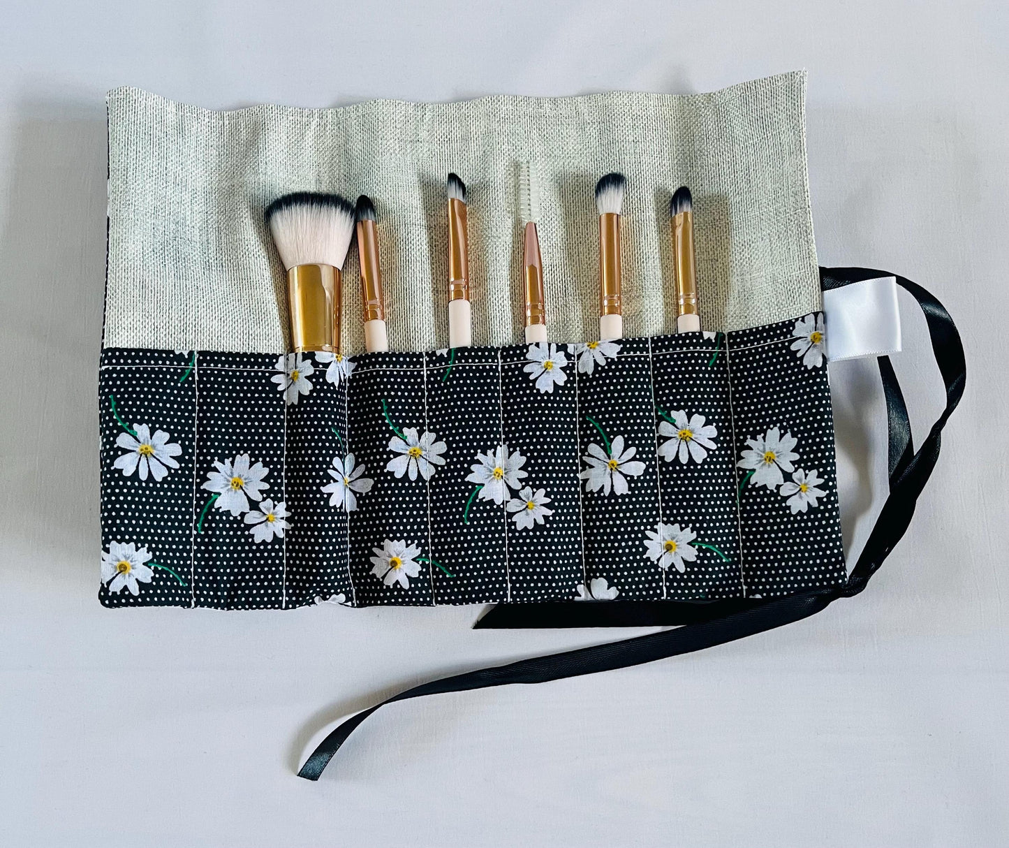 Black Daisy Brush Roll